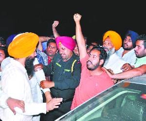 Fighting in between Akali Dal and Congress Supporters