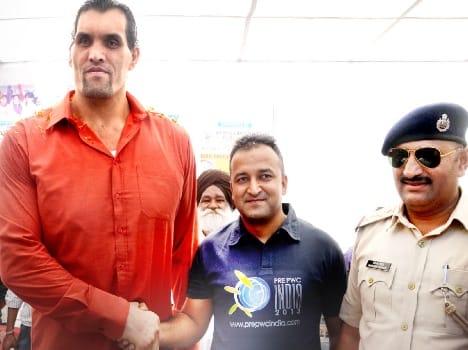 fans were crazy to take a autograph of Great Khali