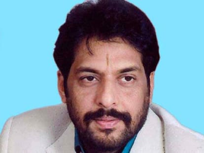 Gopal kanda's lawyer slapped gitika's brother