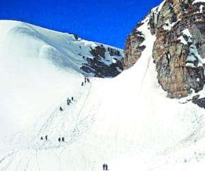 govt fix time slot to cross rohtang pass.