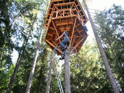 boy who made hanging elevator to reach his tree house