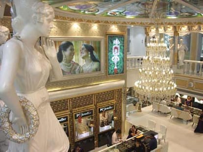 Robbers loot jewelry shop
