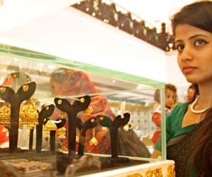 Gold, silver extend losses on low demand