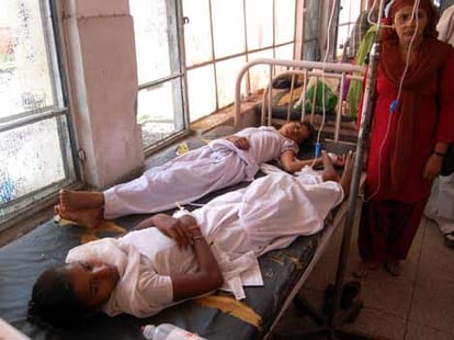 dead lizards found in mid day meal, 500 students got sick