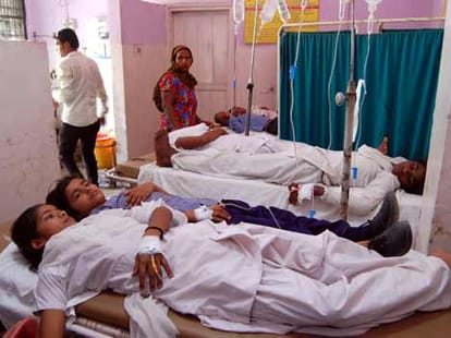 dead lizards found in mid day meal, 500 students got sick