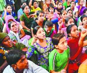 Half Class Fail in 9th Class, Parents Protested