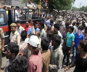Electrical contractor employee And between people pelt stones