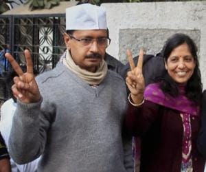kejriwal's wife compains in houses of varanai