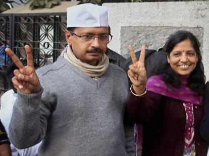 kejriwal's wife compains in houses of varanai