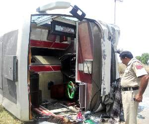 The car overturned truck, 3 killed procession