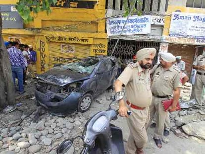 accident to Uncontrollable high-speed car, five killed