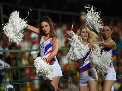 cheerleaders misbehaved by cricket fans