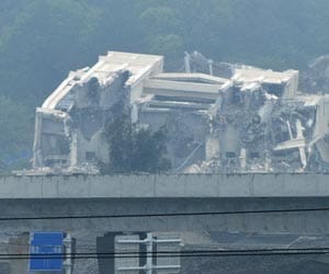 china police pull down a big church
