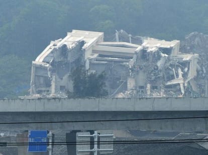 china police pull down a big church