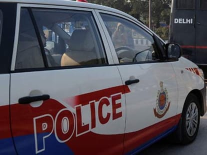 Bikers looted jwellery worth Rs one core from car
