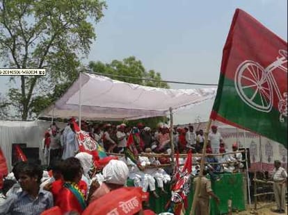 akhilesh yadav to take on officers