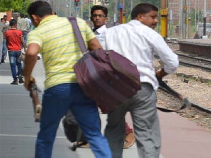 Up police constable fight in swarn shatabdi express