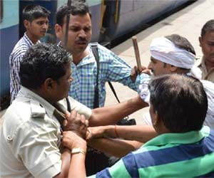 Up police constable fight in swarn shatabdi express