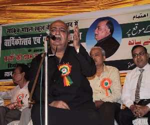 Munawwar Rana in a school program