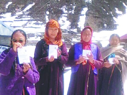 Snowfall could not stop these voters even at zero degree