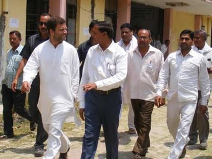 smriti irani complains against priyanka pa