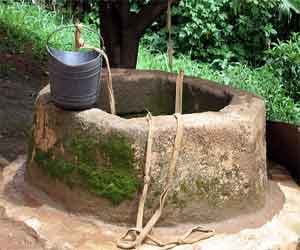 Woman jumps in well with 3 daughters