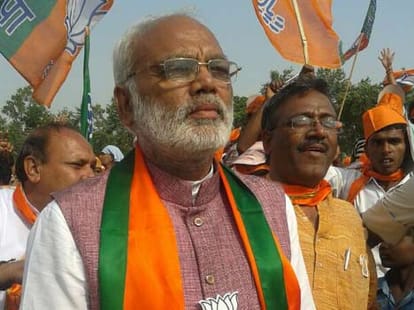 Modi's duplicate started the protest in muzaffarnagar.