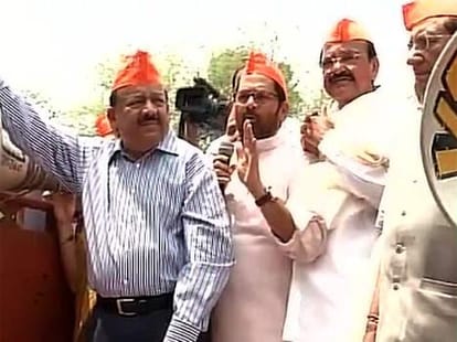 bjp leaders protest against election commission for modi