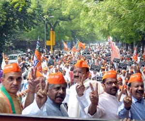 Special welcome of narendra modi from delhi bjp