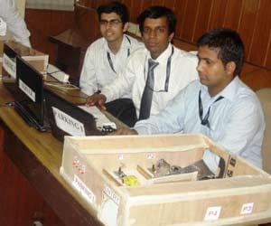 3 students launch mobile apps, book parking space from this app