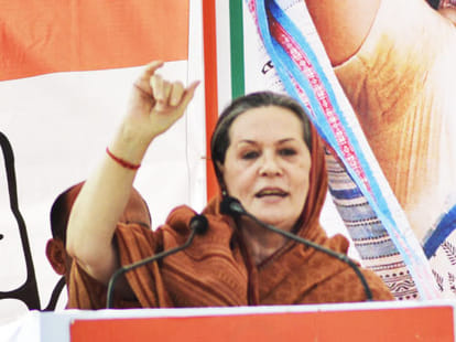 Narendra Modi-Sonia Gandhi War on Official Website