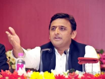 akhilesh yadav suspends two ips