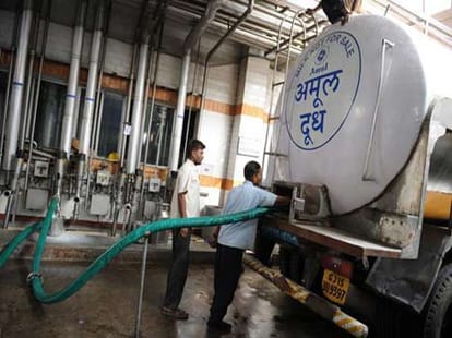 5 lakhs loot with milk business man