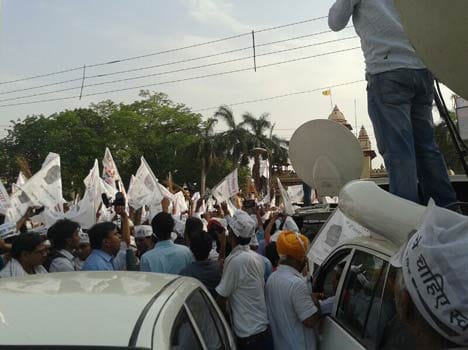 kejriwal's road show in varanasi