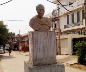 rajiv and mahatma gandhi statue in bad condition