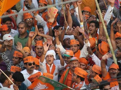 rahul and akhilesh road show in varanasi
