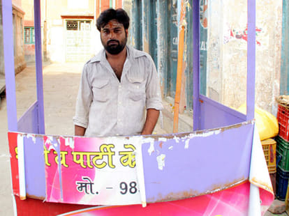 who was the driver of road show of narendra modi