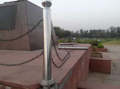 rajiv and mahatma gandhi statue in bad condition