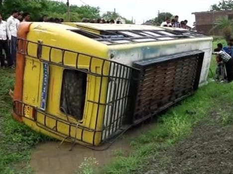 17 people killed when a bus fell in deep gorge