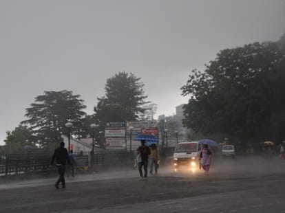 Snowfall and raining in himachal pradesh 