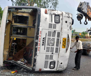 school bus accident in noida, student lose his right hand