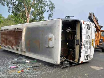 school bus accident in noida, student lose his right hand