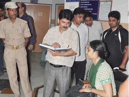 school bus accident in noida, student lose his right hand