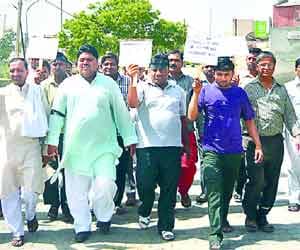 Traders threaten to stop the counting of votes