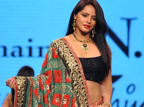 neetu chandra replace sunny levone
