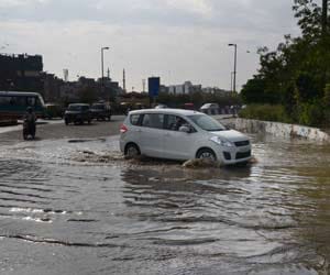 Temperature drops by 10 degrees in Delhi after rains