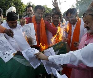 hindu organisation burn pakistan flag