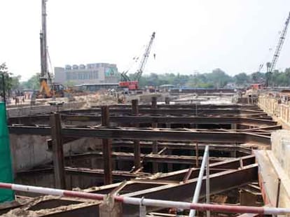 problems by metro construction in maujpur area