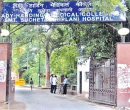 Women gives birth at hospital gate