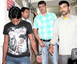 ragini singer loots people in highway